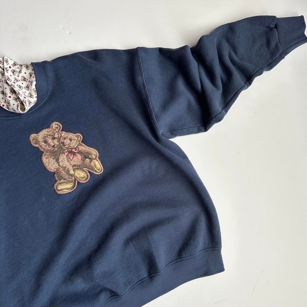 Vintage Turtleneck Sweatshirt Tapestry Teddy Bear Size Large Navy Blue Country